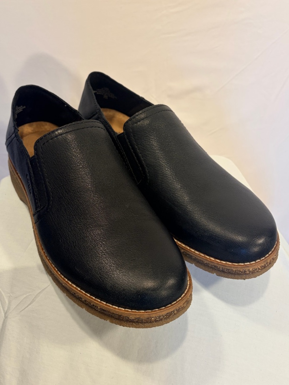 Earth Men's Blue Leather Slip-On Loafers with Tan Sole. Size